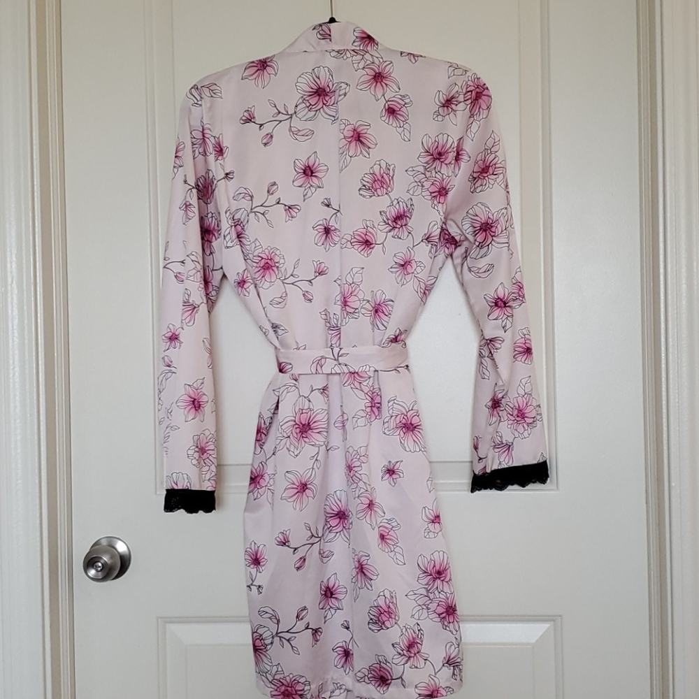 Beautiful Robe - Picture 3 of 4